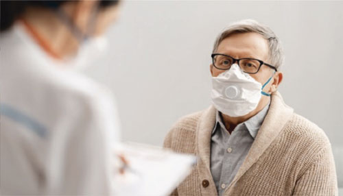 abuelo con mascarilla