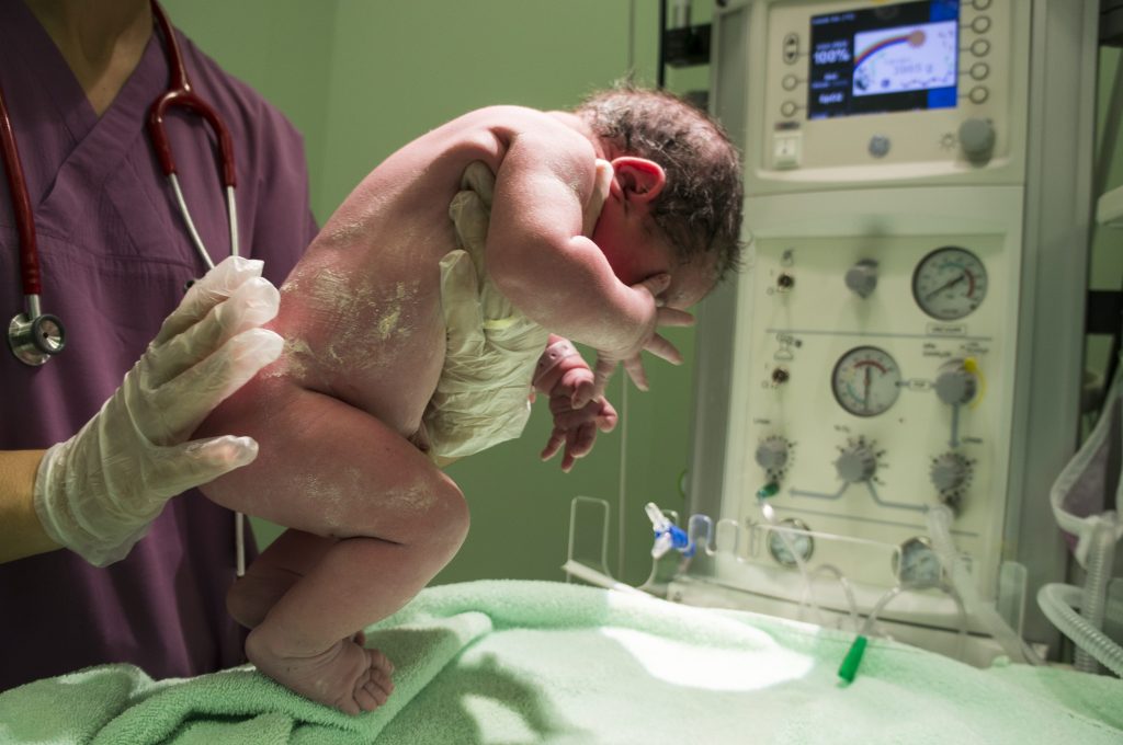 enfermera sujetando a bebé