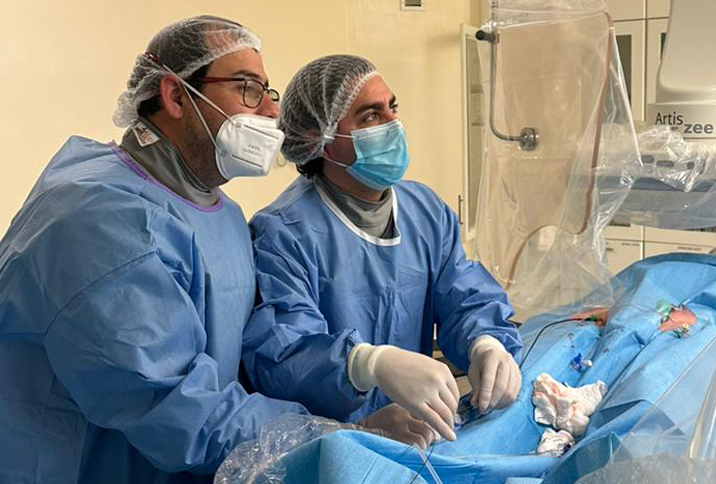 médicos en pabellón