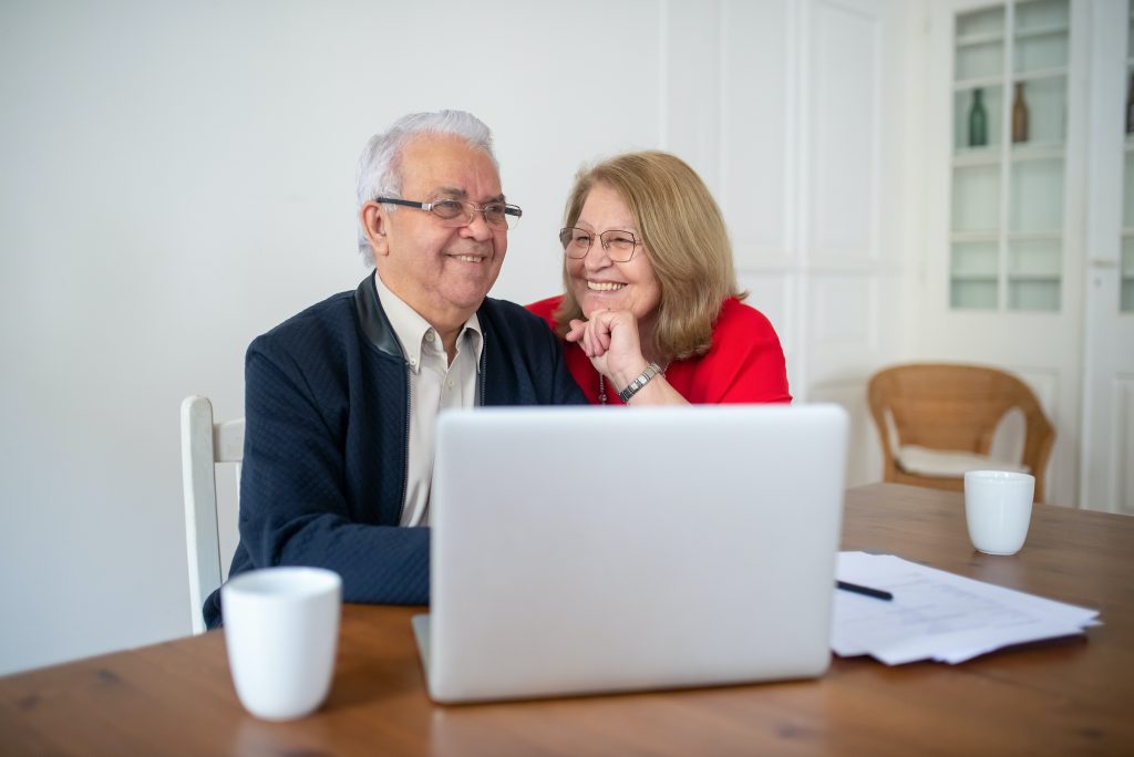 pareja adultos mayores