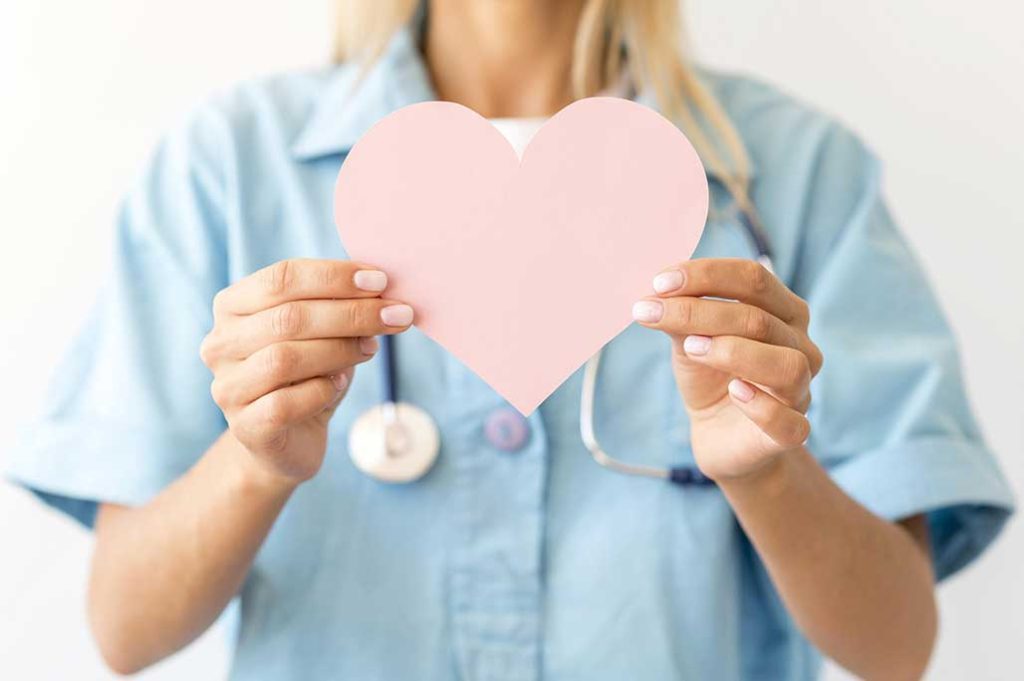 doctora con corazón rosa