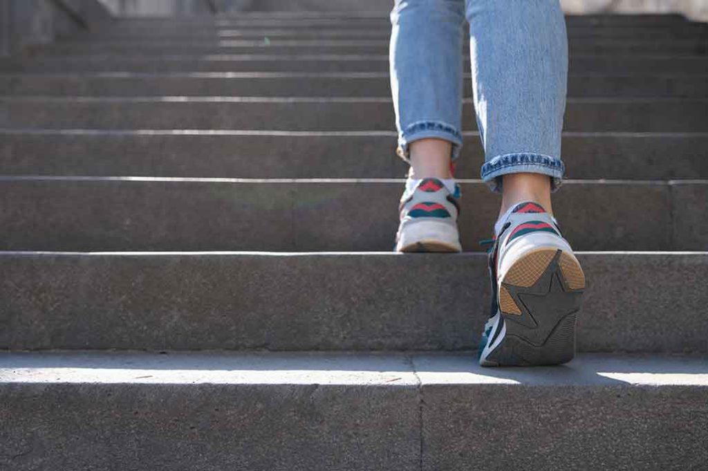 pies subiendo escaleras
