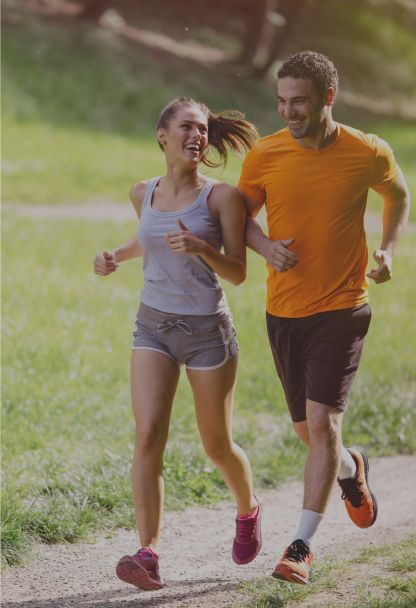 pareja corriendo juntos