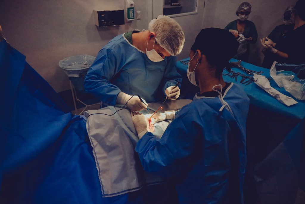 médicos en pabellón