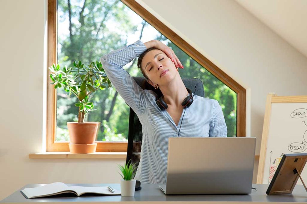Mujer en oficina haciendo ejercicios