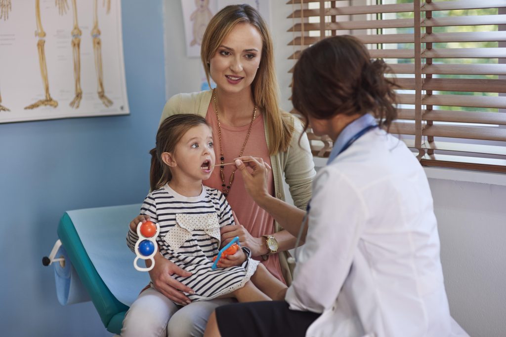 niña con mamá en el doctor
