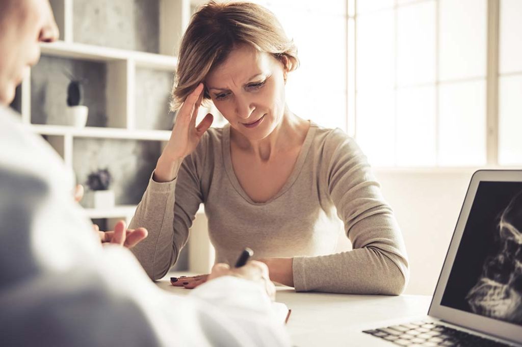 mujer con dolor de cabeza
