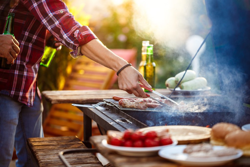hombres haciendo asado