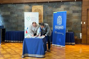 Firma convenio con municipalidad