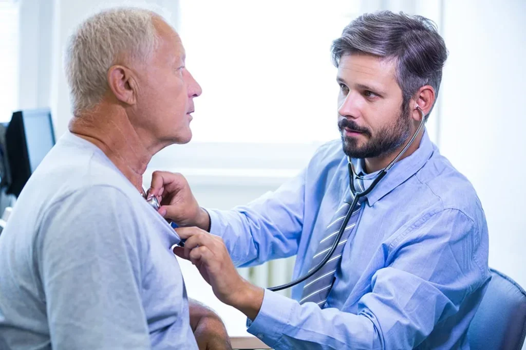 Doctor con paciente escuchando el corazón